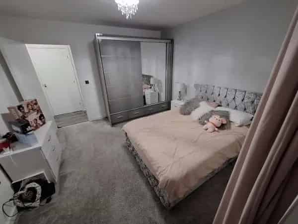 2 Bed Flat Near Transport Links