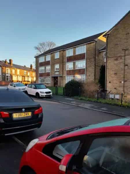 2 Bedroom Flat Near Amenities and Schools