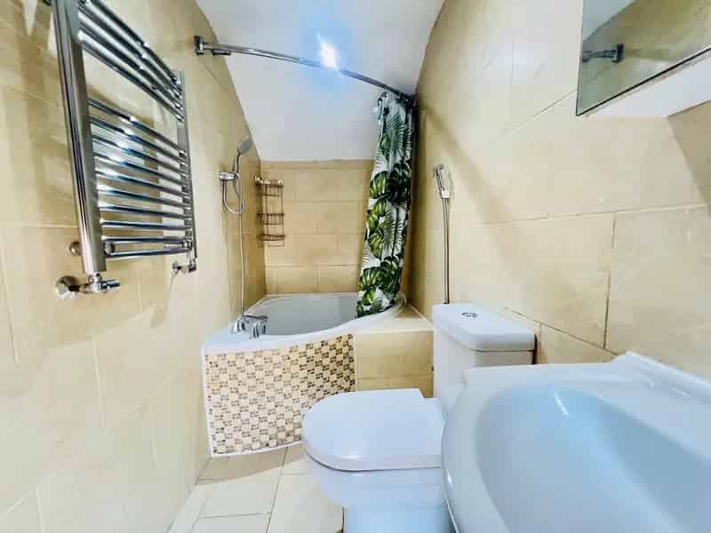 4 Bed 3 Story House with Garden Studio Near Schools and Shops