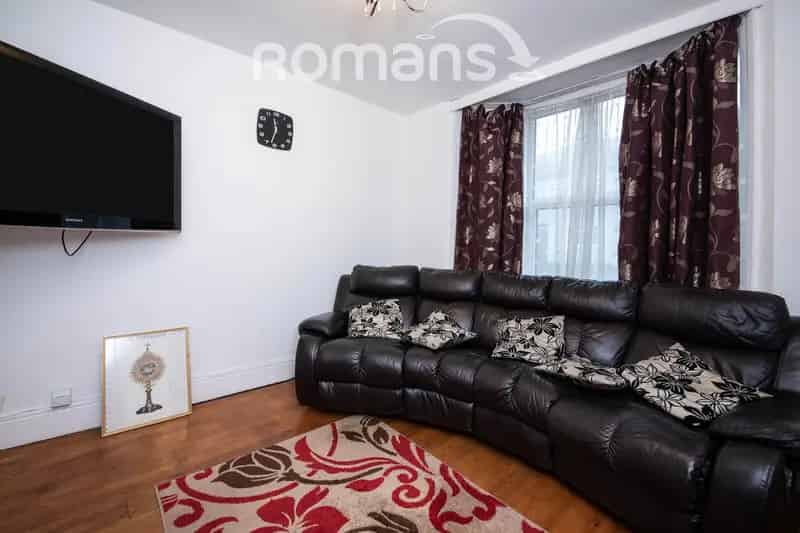 3 Bedroom Terraced House Near Amenities