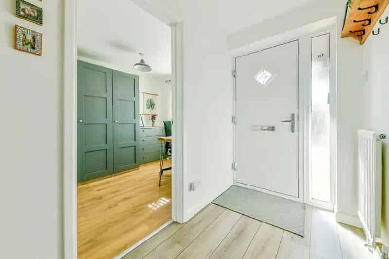 3 Bed Link Detached Bungalow Near Hitchin Town Centre And Train Station