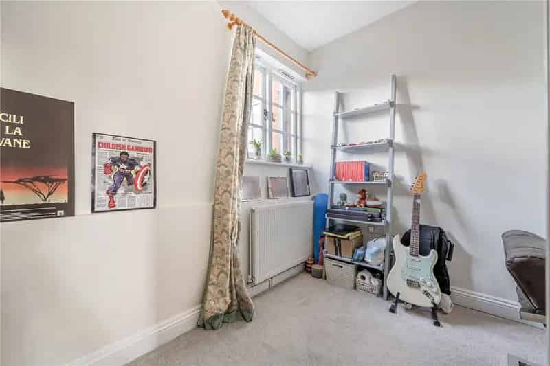2 Bedroom Maisonette in Tilford Village with River Views