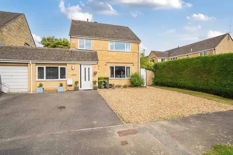 4 Bedroom Link Detached House for Sale in Chesterton