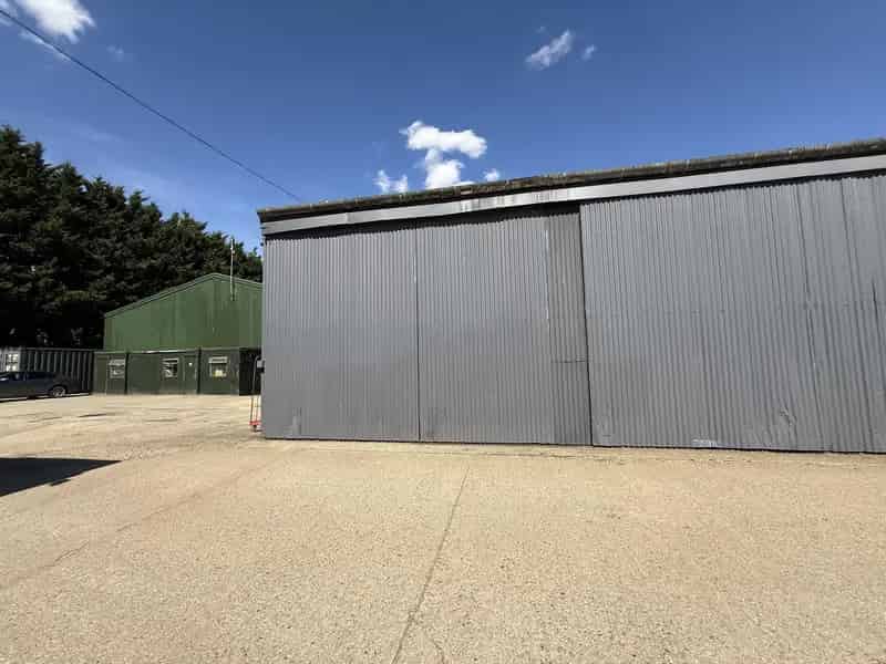 874 sq ft Storage Unit with Mezzanine Office Near Stansted Airport