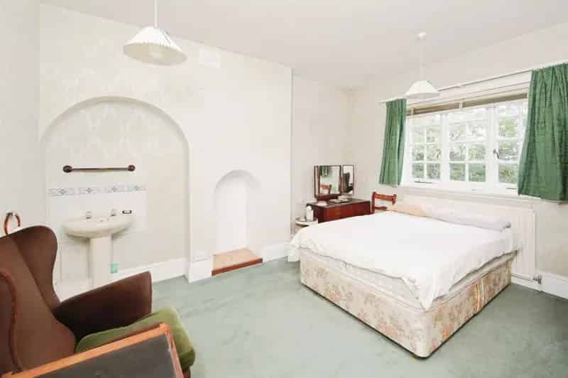 Three Bedroom Detached House Near Tile Hill Station