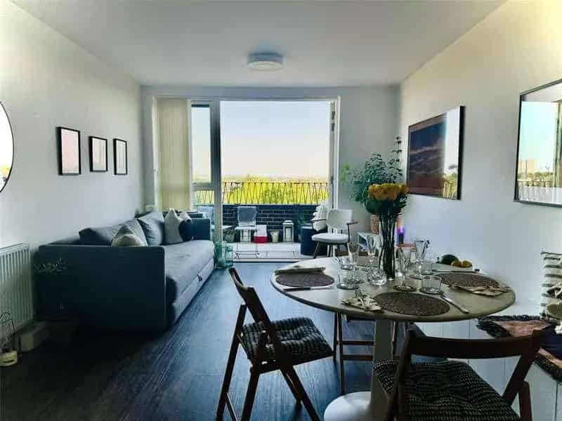 1 Bed Flat for Sale Near Wood Street Station