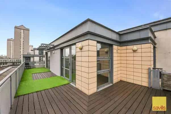 Spacious 2-Bed Apartment with Wraparound Terrace and Stunning Views