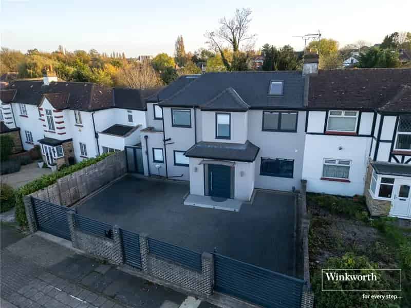 6 Bedroom Detached House Edgware HA8