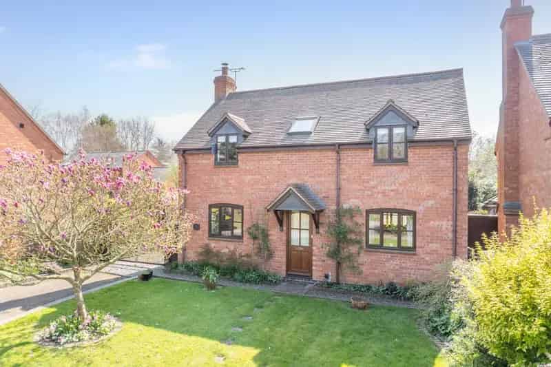 Rowan Cottage: 4-Bedroom Family Home with Two Garages