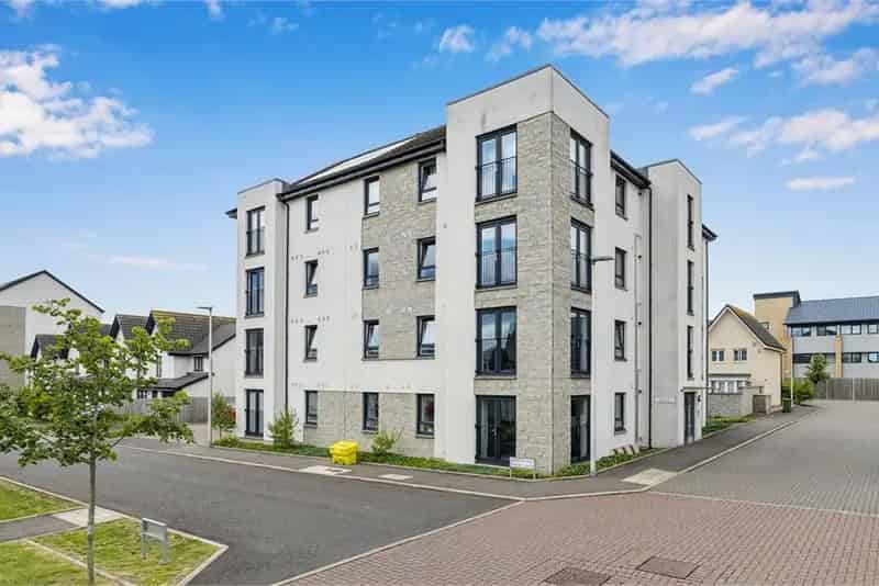 2 Bed Ground Floor Flat with Open Plan Living and Parking
