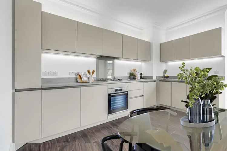 Flat For Sale in London, England