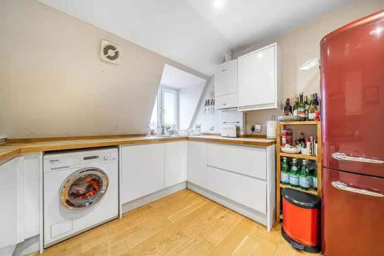 Flat For Sale in London, England