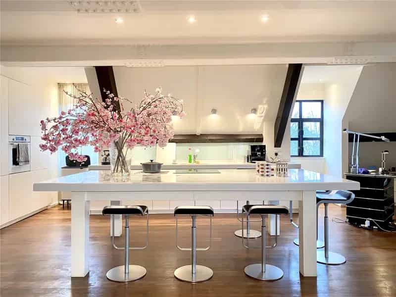 2-Bedroom Luxury Apartment in Historic London Building