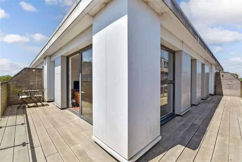 2 Bed Flat for Sale - Top Floor Penthouse with Parking