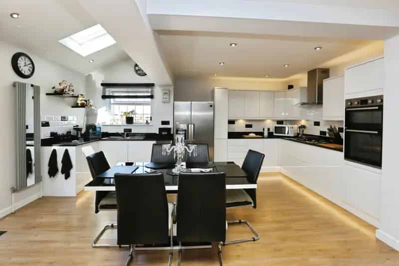 Four Bedroom Family Home with Swimming Pool and Garage