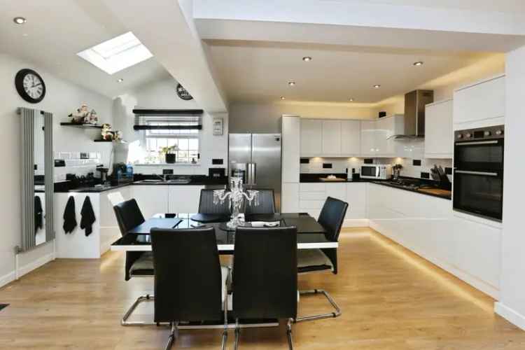 Four Bedroom Family Home with Swimming Pool and Garage