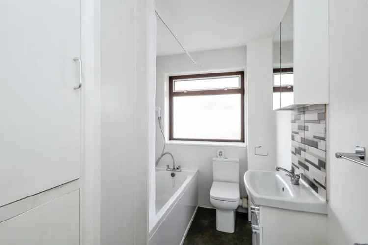 Three Bedroom Family Home with Garage and Garden