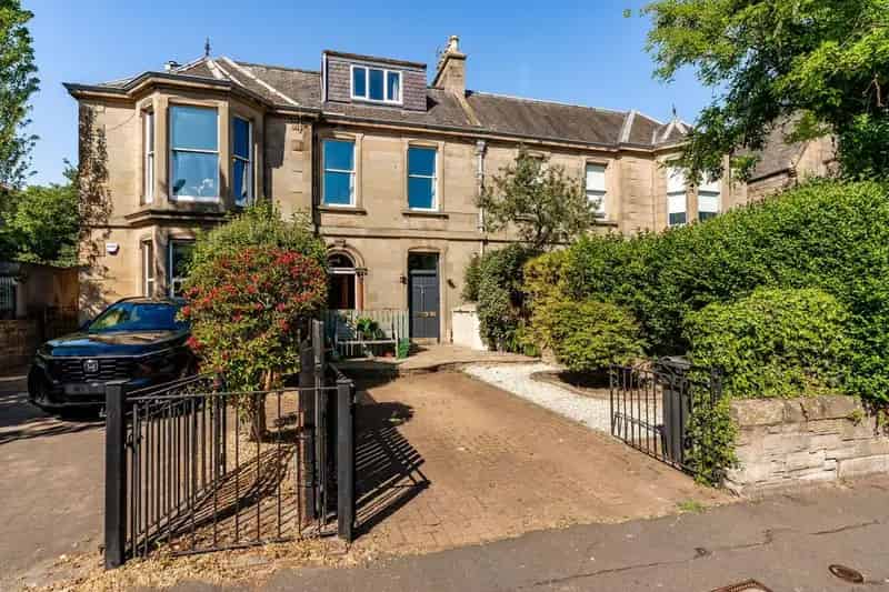 5 Bedroom Flat for Sale in Edinburghs Trinity