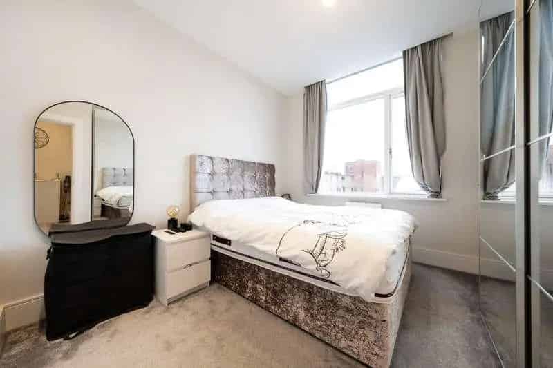 2 Bed Flat for Sale - Modern Apartment with Residents Parking