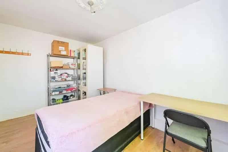 4 Bed Flat for Sale in Miles End