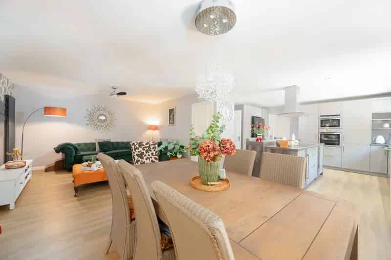 5-Bedroom Detached House with Garden and Double Garage