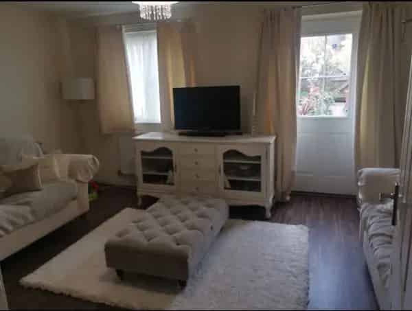 Large 2-Bedroom House Near London Coast