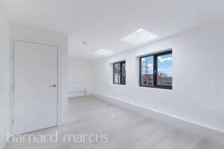 2 Bed Duplex Open Plan Living Driveway Parking Solar Panels