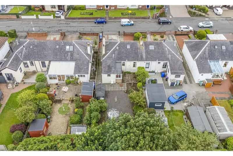 3 Bed Detached House with 2 Reception Rooms and Garage