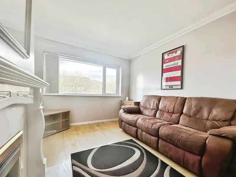 2 Bedroom Semi-Detached Bungalow Near Schools and Transport