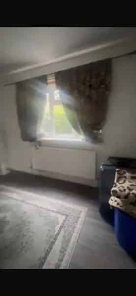 3 Bedroom House with 2 Living Rooms and Big Garden