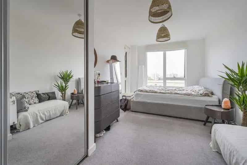 1 Bed Flat for Sale near Limehouse Cut and Canary Wharf