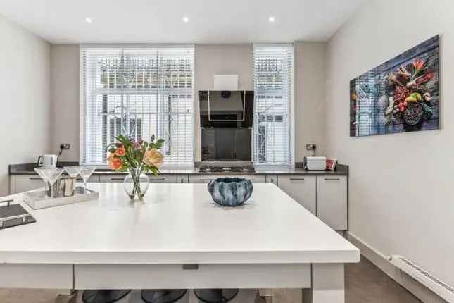 Flat to rent in Portland Place, Fitzrovia W1B