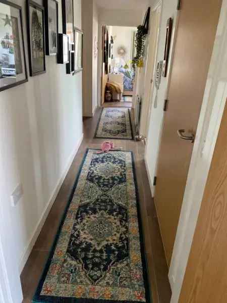 Spacious City Centre Flat with Parking and Wet Room
