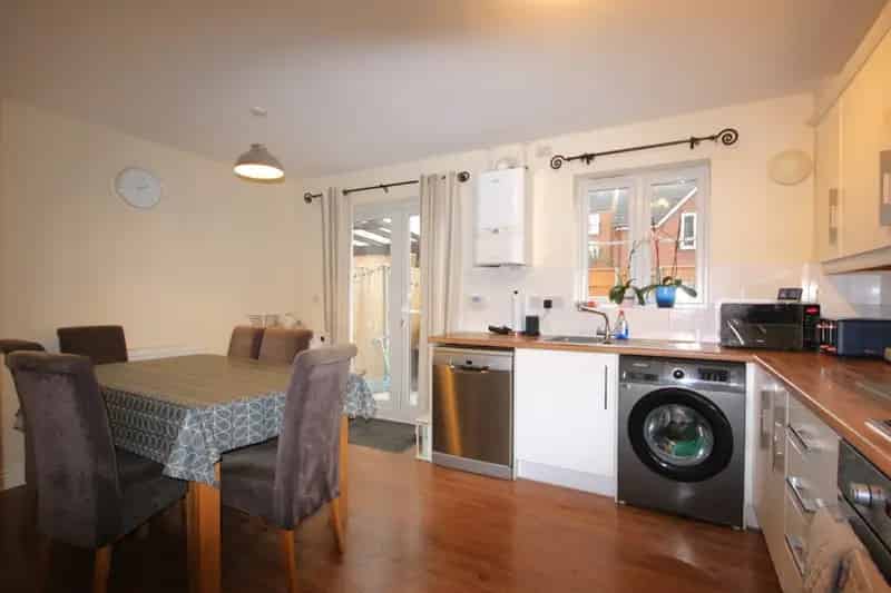 3 Floor Family Home Near A1 Grantham 5 Beds 2 Baths Garden Garage