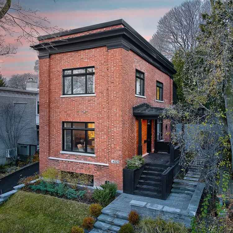 Luxury Detached Home for Sale: Gourmet Kitchen, Spa Ensuite, and Expansive Deck