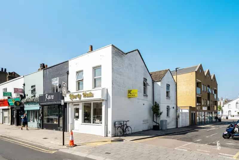 Mixed Use Investment Property High Yields Refurbished Beauty Parlour