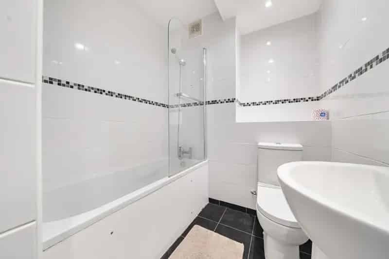 Top Floor One Bedroom Flat near Brook Green