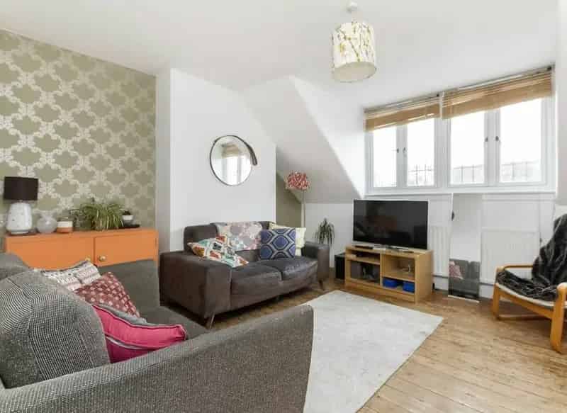 Streatham Hill Flat Top Floor Large Reception Double Bedroom