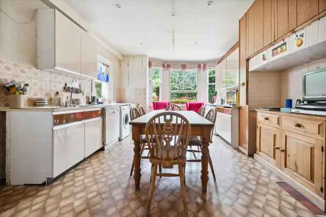 6-Bedroom Semi-Detached House for Sale in London W13