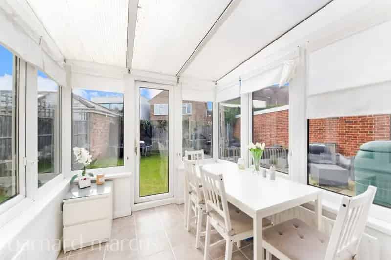 2 Double Bedroom Ground Floor Maisonette with Modern Interior and Large Garden