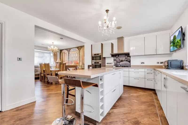 6 Bedroom Detached House for Sale