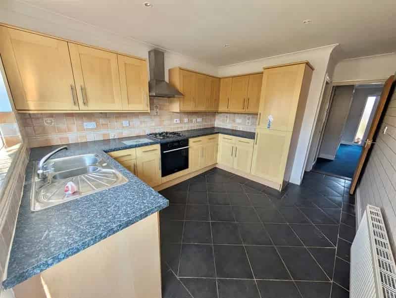 4 Bedroom Detached House Near Beach - Garage & Parking