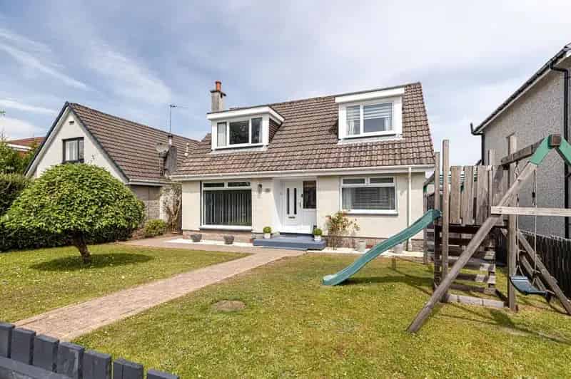 4 Bedroom Detached House for Sale in Bearsden Near Glasgow