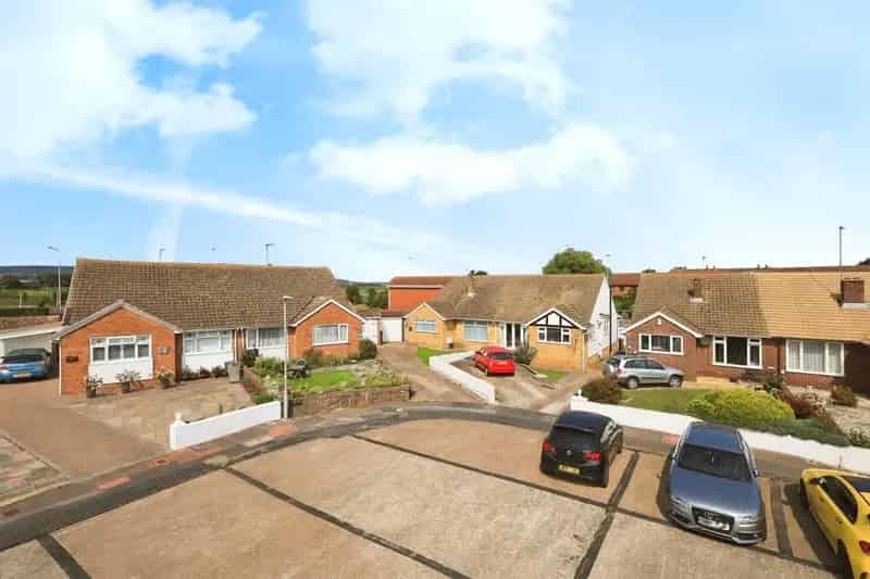 Extended Bungalow 6 Beds 3 Baths 2 Kitchens Annex Pool Garden Garage