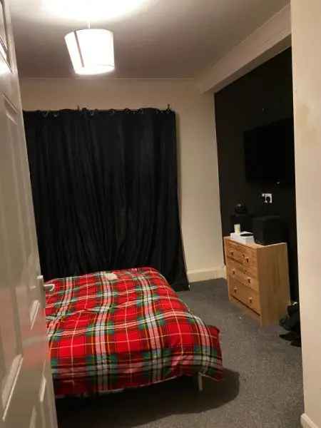 Flat For Rent in Kirklees, England