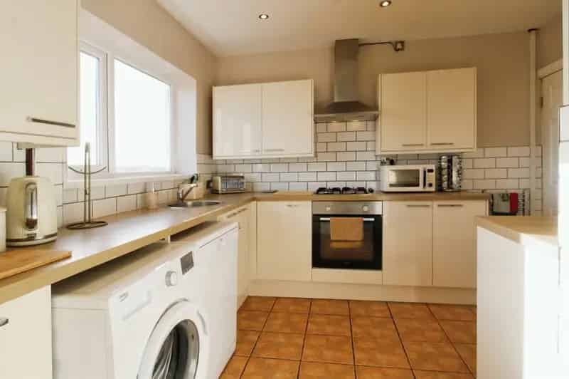 3 Bedroom Semi-Detached House Greenway Road