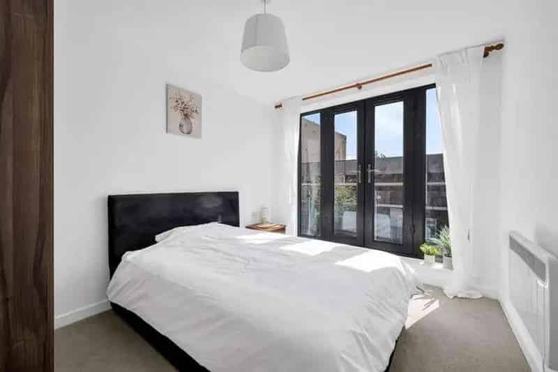 1 Bedroom Flat for Sale near Clock House Station