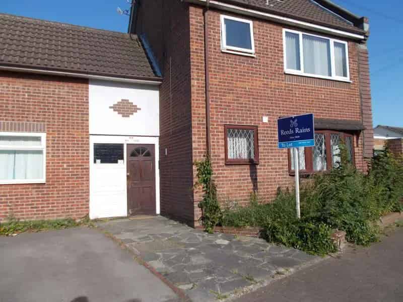 2 Bedroom Flat for Sale Portsmouth PO3 Parking Garden New Lease