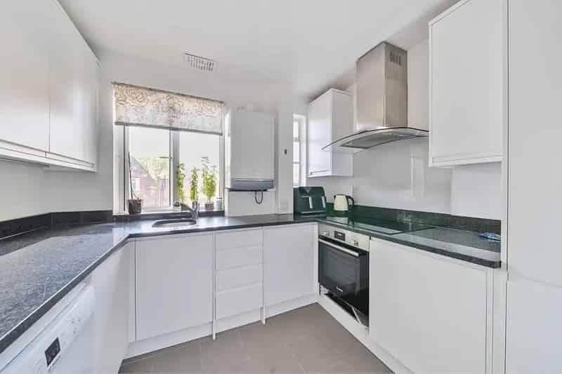2 Bedroom Flat for Sale in Leinster Gardens