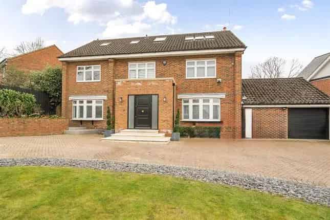 Detached House for Sale Mill Hill NW7 3122 sq ft